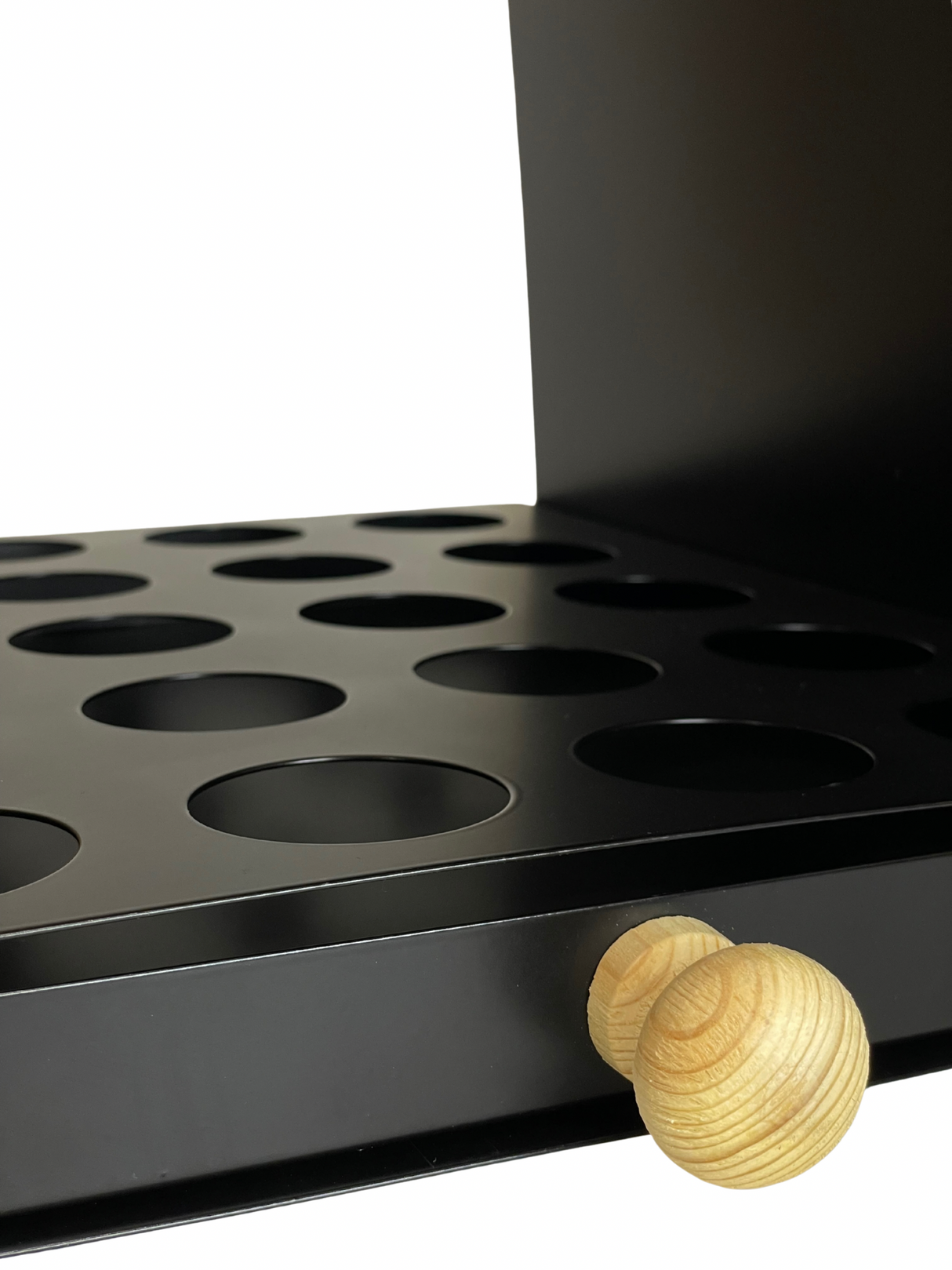 Suomalainen puunkantoteline roskienkeruulaatikolla