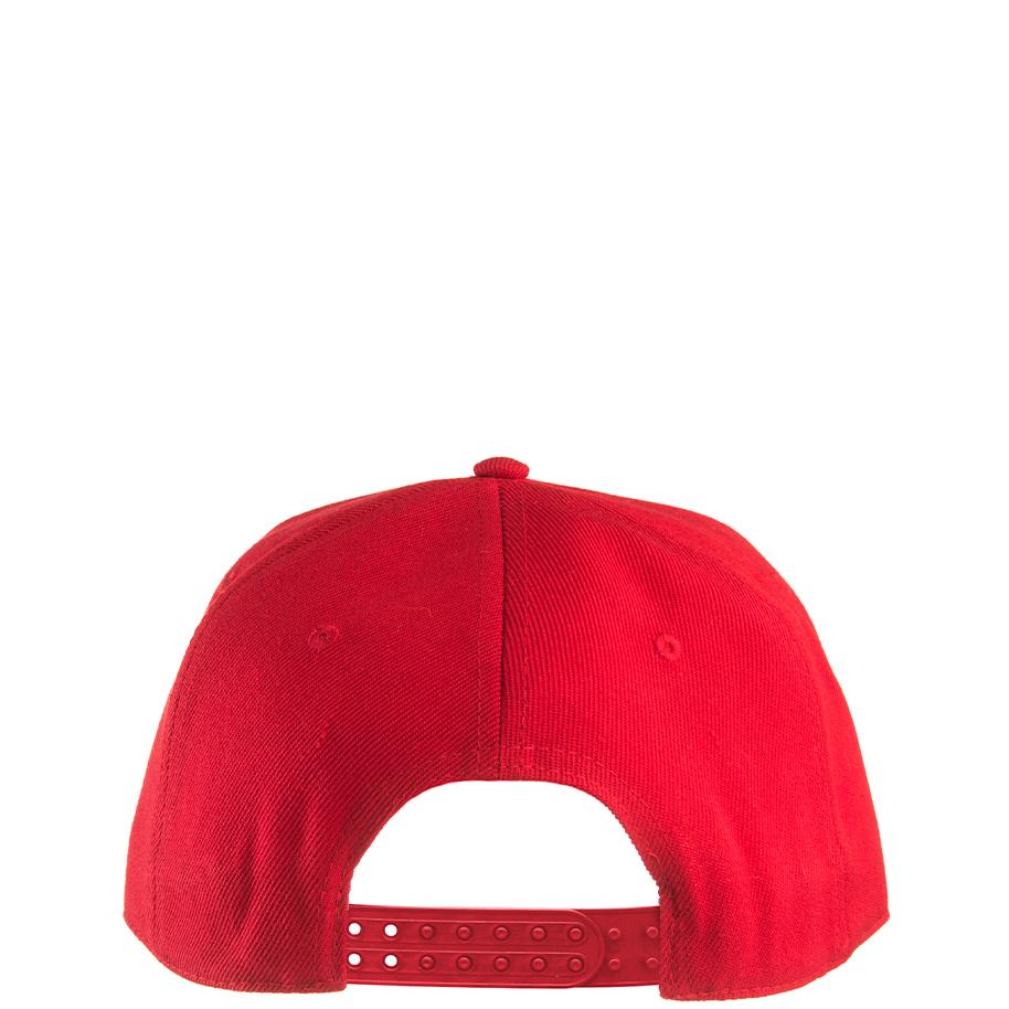 Clay-lippalakki logolla